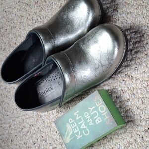 Sanita Metallic Silver Crinkly Pattern Clogs Size 38 EUC